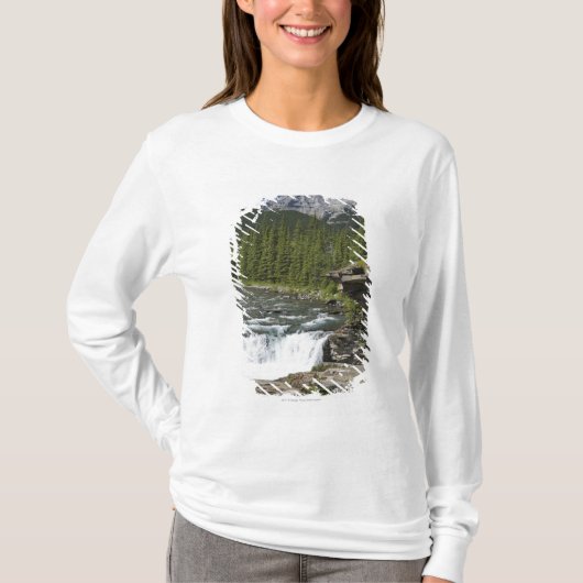 石の棚および山が付いている滝 Tシャツ (正面)