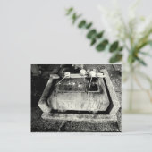 石の洗面器と水すくい取り ポストカード (スタンド正面)