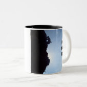 石の登山のマグは、あなたの仕事をします ツートーンマグカップ (正面右)