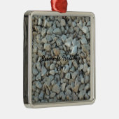 石の石のビーチの小石 メタルオーナメント (右)