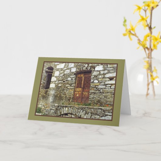 石の素朴建物と古いもののドア/美しい カード (黄色い花)