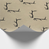 石の背景に黒い〔雄ジカの〕枝角 ラッピングペーパー (角)