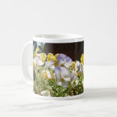石の鉢に植えられたヴィオラ コーヒーマグカップ (正面左)