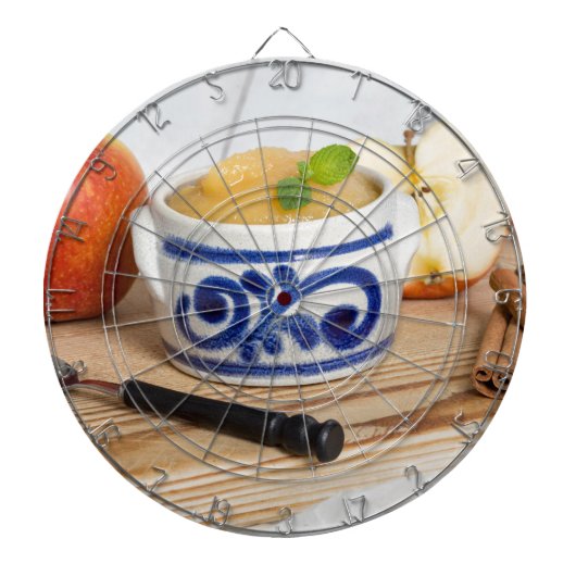 石器のボウルにシナモンを入れたアップルソース ダーツボード (正面)