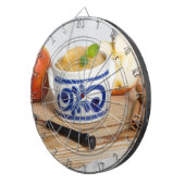 石器のボウルにシナモンを入れたアップルソース ダーツボード (正面右)