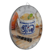 石器のボウルにシナモンを入れたアップルソース ダーツボード (正面左)