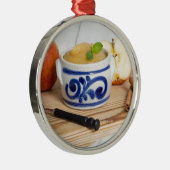 石器のボウルにシナモンを入れたアップルソース メタルオーナメント (右)