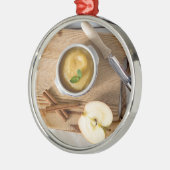 石器のボウルにシナモンを入れたアップルソース メタルオーナメント (左)