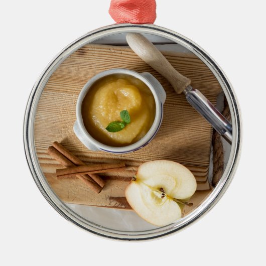 石器のボウルにシナモンを入れたアップルソース メタルオーナメント (正面)