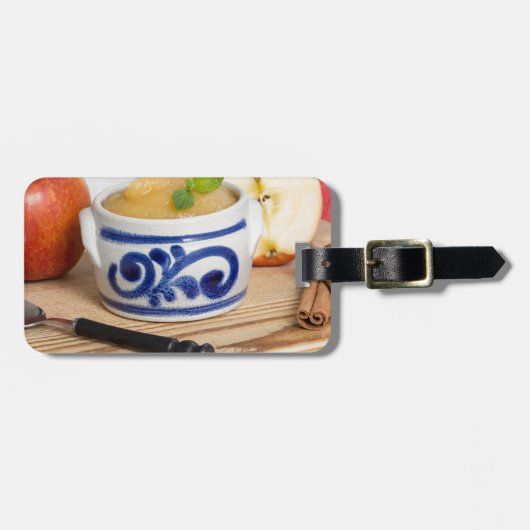 石器のボウルにシナモンを入れたアップルソース ラゲッジタグ (正面横)