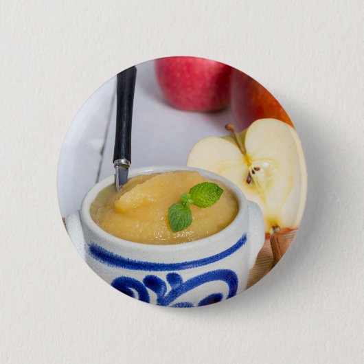 石器のボウルにシナモンを入れたアップルソース 缶バッジ (正面)