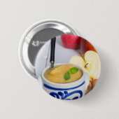 石器のボウルにシナモンを入れたアップルソース 缶バッジ (正面&裏面)