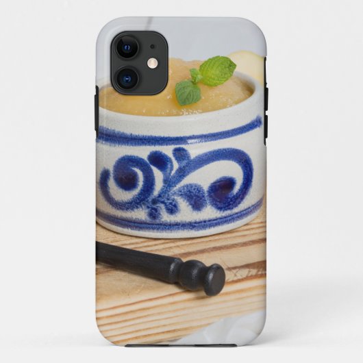 石器のボウルにシナモンを入れたアップルソース Case-Mate iPhoneケース (裏面)