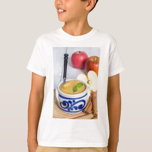 石器のボウルにシナモンを入れたアップルソース Tシャツ (正面)