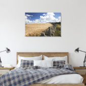 石垣に沿って建てられた有刺鉄柵 キャンバスプリント (インサイチュ (寝室))