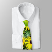 石垣のそばの黒い目のサザンズ ネクタイ (タイ)