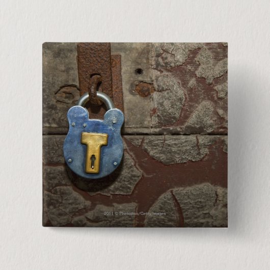 石塀の旧式な金属ロック 缶バッジ (正面)