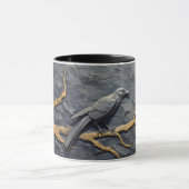 石板壁のベースレリーフ、 浮き彫りに止まったカラス マグカップ (中央)