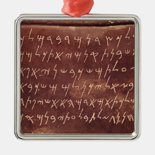 石棺からの銘刻文字の メタルオーナメント (正面)