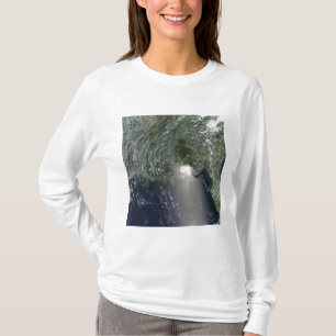 石油流出の衛星概観 Tシャツ