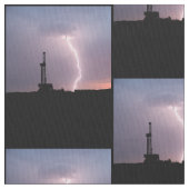 石油開発の装備、稲妻、紫色の空 ファブリック (クローズアップ)