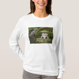 石灯籠と天の滝 Tシャツ