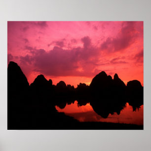 石灰岩の山々の夕暮れの美しい色 ポスター