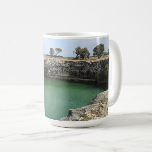石灰岩の崖とエメラルドグリーンの水面 コーヒーマグカップ (正面右)