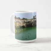 石灰岩の崖とエメラルドグリーンの水面 コーヒーマグカップ (正面左)