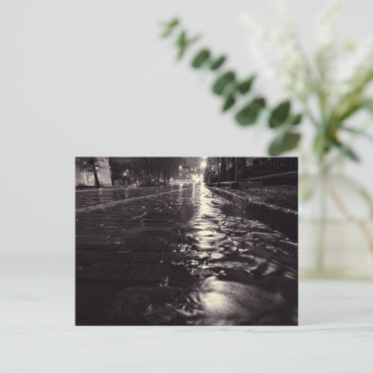 石畳の通りに流れる雨 ポストカード (スタンド正面)