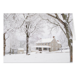 石造りの大邸宅はまだ雪で収容し、