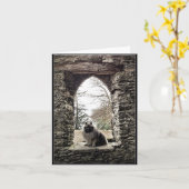 石造りの窓のメッセージカードのKeeshond カード (黄色い花)