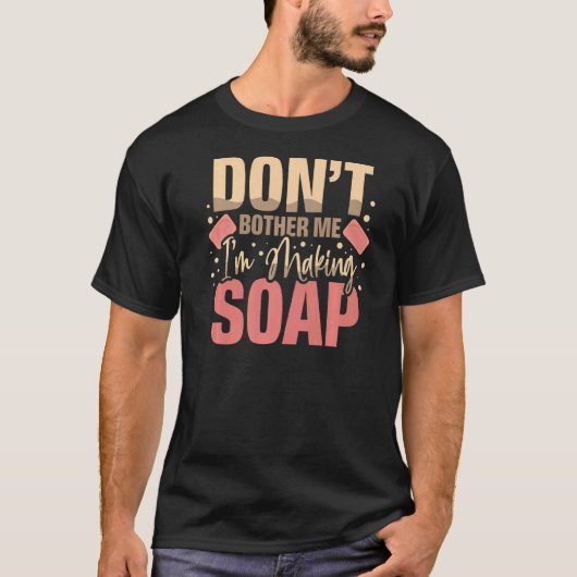 石鹸を作っている私は気にしない石鹸メーカーSoap D Tシャツ (正面)