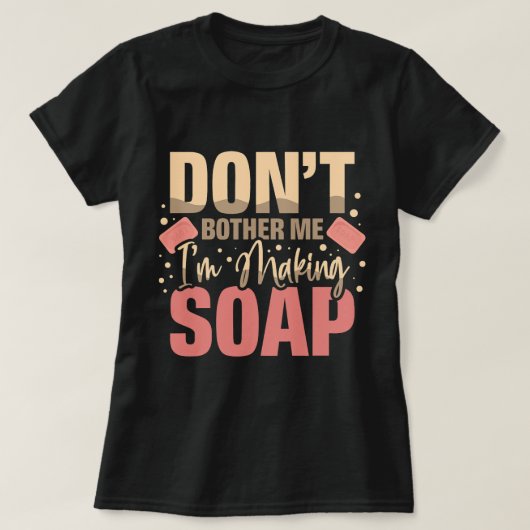 石鹸を作ってる気にしないで石鹸置き場 Tシャツ (デザイン正面)