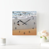 砂および海のビーチとのカモメの反射 スクエア壁時計 (ホーム)