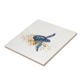 砂から現れているベビーのウミガメ タイル (側面)