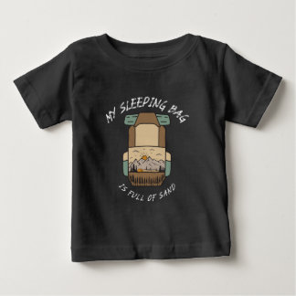 砂だらけの寝袋 砂漠キャンプ ベビーTシャツ