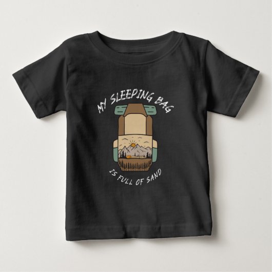 砂だらけの寝袋 砂漠キャンプ ベビーTシャツ (正面)