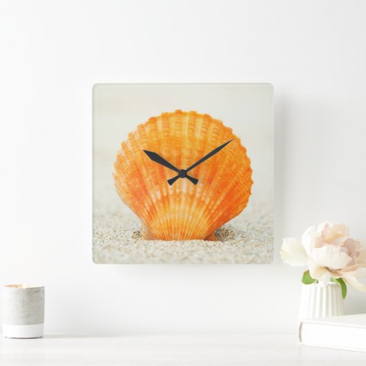 砂で直立している立つオレンジ帆立貝貝 スクエア壁時計 (ホーム)