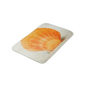 砂で直立している立つオレンジ帆立貝貝 バスマット (アングル)