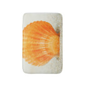 砂で直立している立つオレンジ帆立貝貝 バスマット (正面縦)