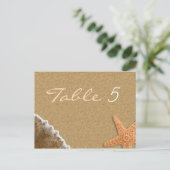 砂とシェルのビーチテーマ結婚のテーブル番号 ポストカード (スタンド正面)