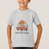 砂と後悔に支えられた砂漠キャンプ Tシャツ (正面)
