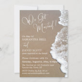 砂と泡のビーチの写真 私たちは結婚しました 白いテキスト 招待状 (正面)