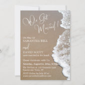 砂と泡のビーチフォト　私たちは白で結婚しました 招待状 (正面)