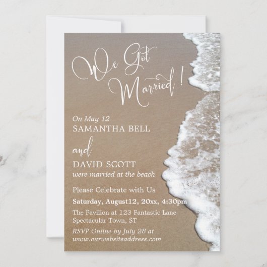 砂と泡のビーチフォト 私たちは白で結婚しました 招待状 (正面)