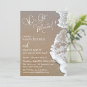 砂と泡のビーチフォト　私たちは白で結婚しました 招待状 (スタンド正面)