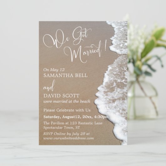 砂と泡のビーチフォト 私たちは白で結婚しました 招待状 (スタンド正面)