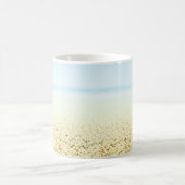 砂と海の穏やかな沿岸 コーヒーマグカップ (中央)