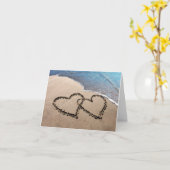 砂に描かれた二つのハートのグリーティングカード カード (黄色い花)